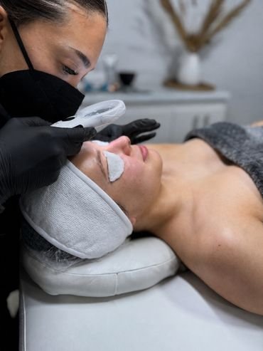 LIMPIEZA FACIAL PROFUNDA CON HIDRATACIÓN DE LUJO